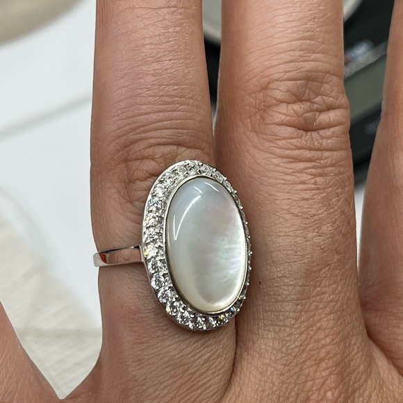 Vintage Mother-of-Pearl Oval Ring with Cubic Zirconia Halo – Size 7 - Picture 8 of 16
